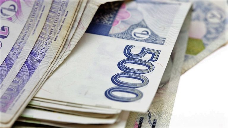 cr koruna penize bankovka 5000 depositphotos 6063846 s 2019